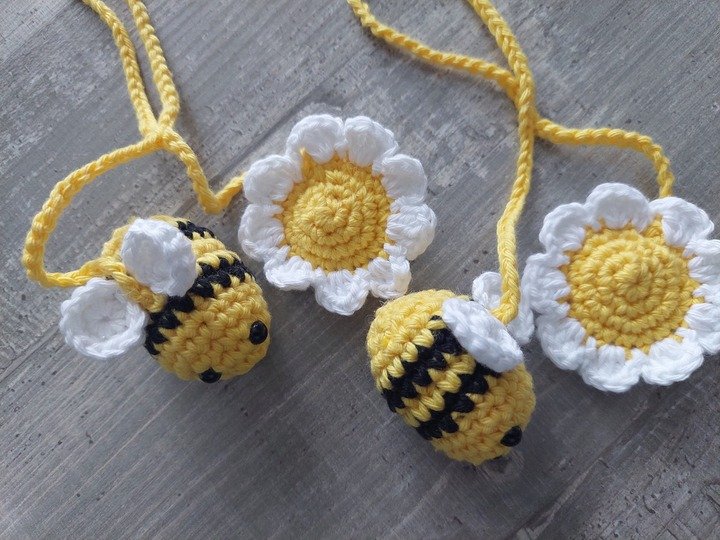 Häkelanleitung Taschenanhänger Bienchen mit Blümchen aus Wollresten!