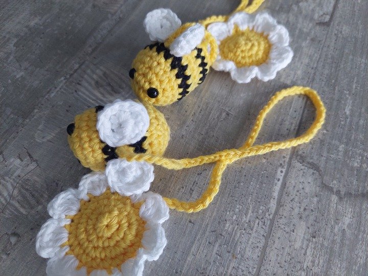 Häkelanleitung Taschenanhänger Bienchen mit Blümchen aus Wollresten!