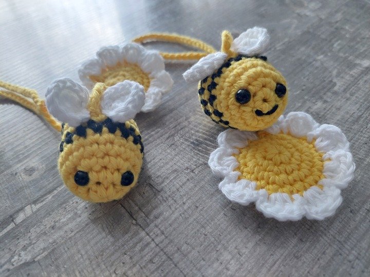 Häkelanleitung Taschenanhänger Bienchen mit Blümchen aus Wollresten!