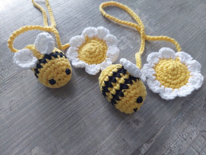 Häkelanleitung Taschenanhänger Bienchen mit Blümchen aus Wollresten!