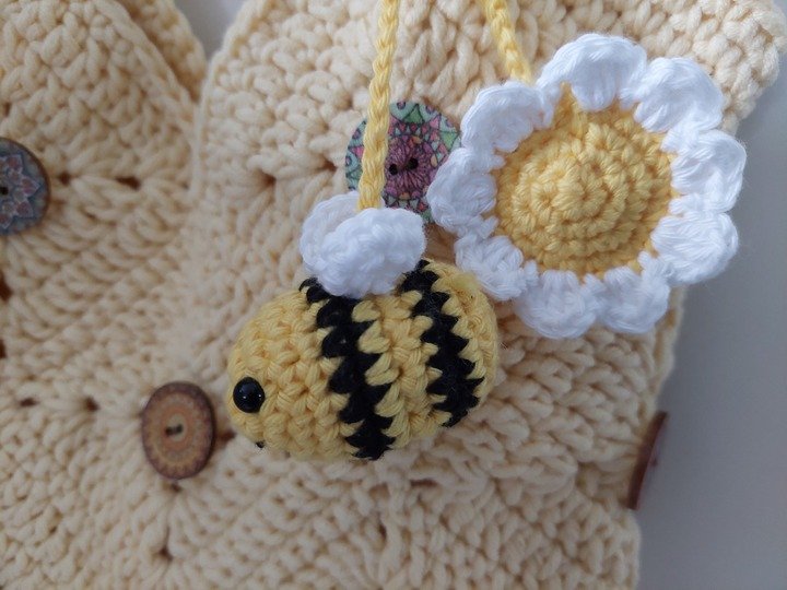 Häkelanleitung Taschenanhänger Bienchen mit Blümchen aus Wollresten!