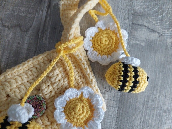 Häkelanleitung Taschenanhänger Bienchen mit Blümchen aus Wollresten!