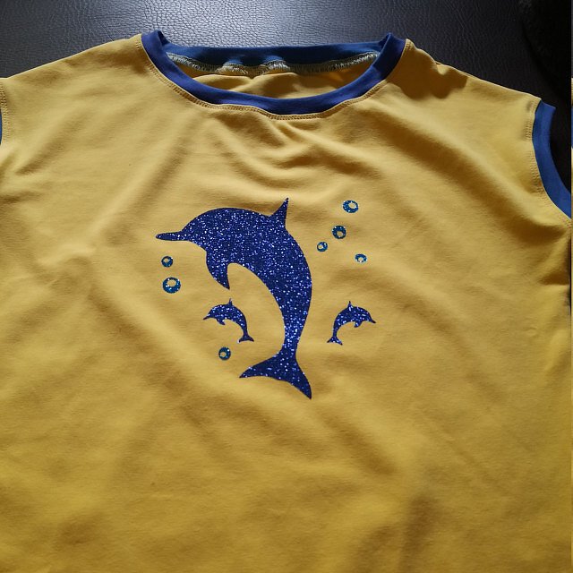 Gelbes ärmelloses Oberteil mit blauem Glitzer-Delfin-Plott