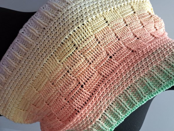 Gehäkelter Loop mit pastellfarbenem Farbverlauf und strukturiertem Blockmuster