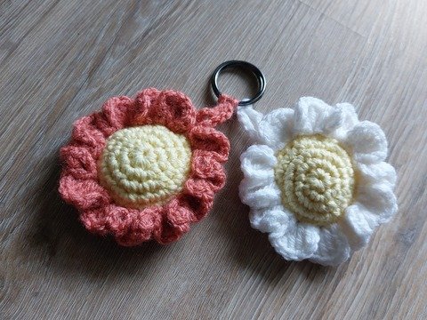 Schlüsselanhänger  Taschenbaumler Blümchen häkeln ca. 6,5 cm groß