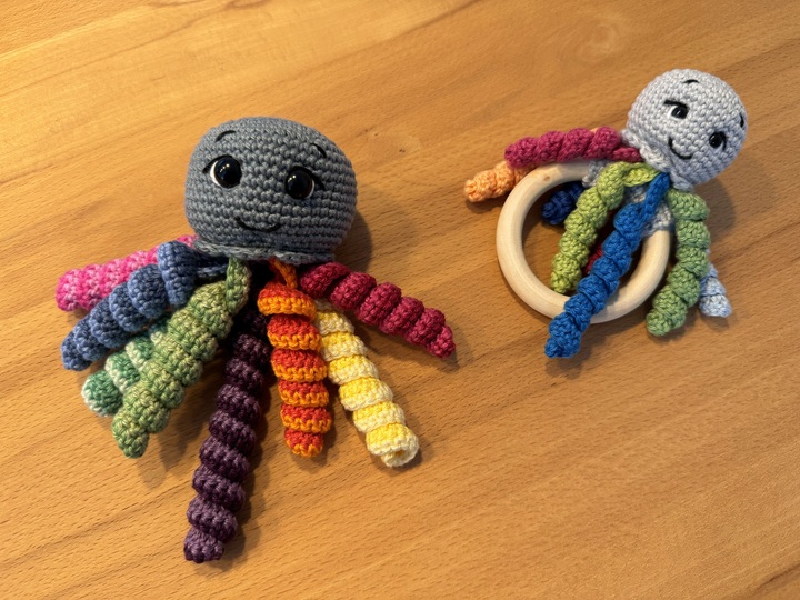 Häkelanleitung Qualle Kalle als Greifring und groß als Häkeltier