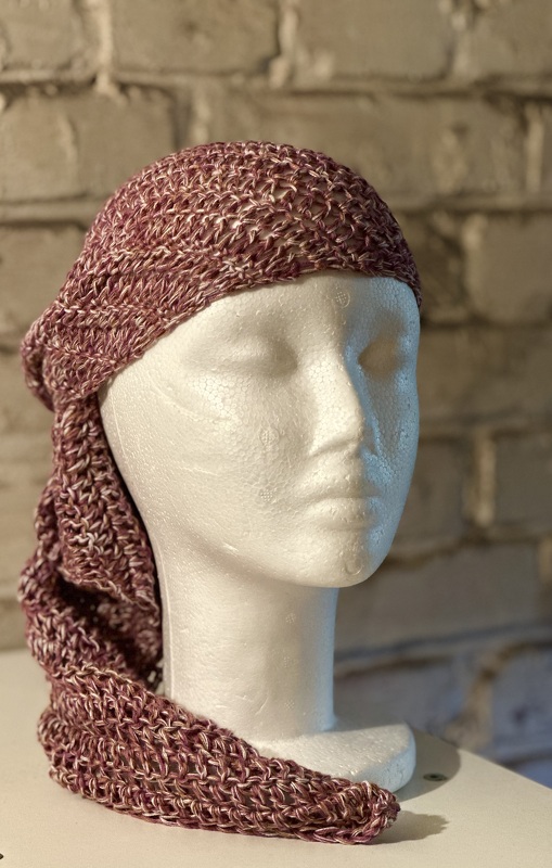Gehäkeltes Kopftuch in Weinrot und Creme auf Mannequin