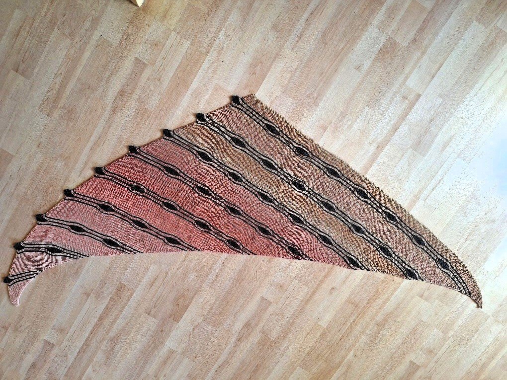 Gestricktes Dreieckstuch in Rosé-Beige mit schwarzen Querstreifen, Lochmuster und gezackter Kante