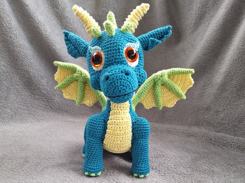 Drache häkeln – Tiko, ca. 25 cm, in Türkis mit gelbem Bauch (DE & EN)