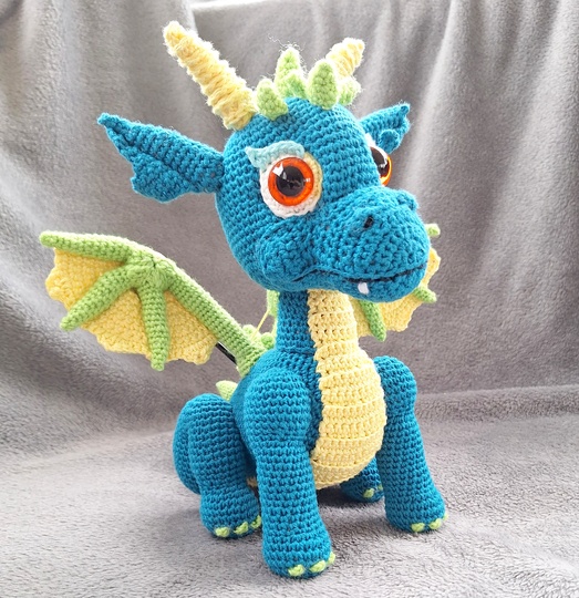 Crochet Dragon – Tiko, approx. 25 cm, Turquoise with Yellow Belly (EN & DE)