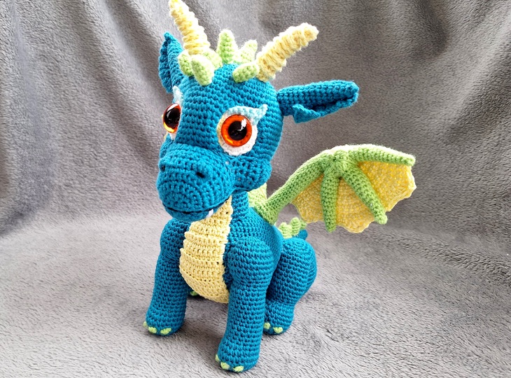 Crochet Dragon – Tiko, approx. 25 cm, Turquoise with Yellow Belly (EN & DE)