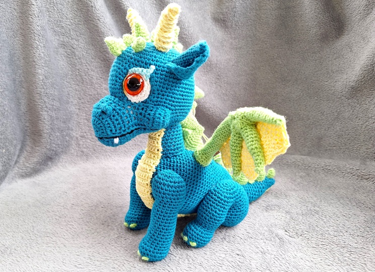 Drache häkeln – Tiko, ca. 25 cm, in Türkis mit gelbem Bauch (DE & EN)