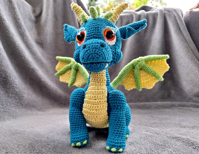 Drache häkeln – Tiko, ca. 25 cm, in Türkis mit gelbem Bauch (DE & EN)