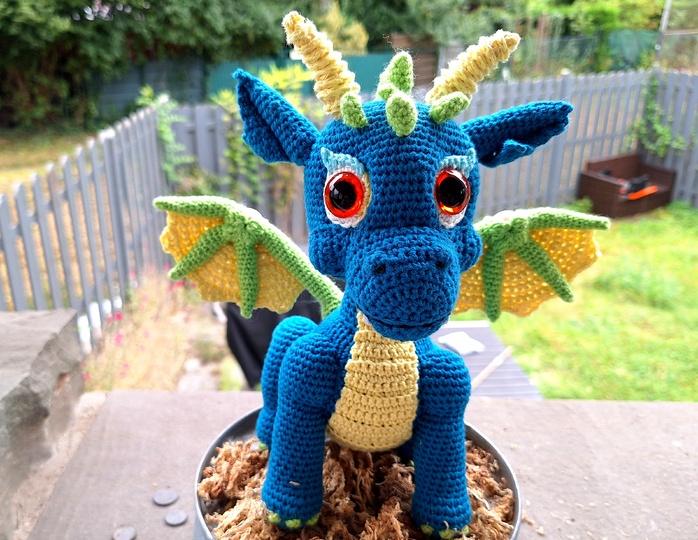 Drache häkeln – Tiko, ca. 25 cm, in Türkis mit gelbem Bauch (DE & EN)