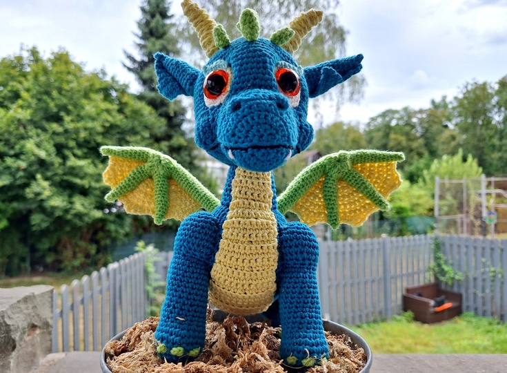 Drache häkeln – Tiko, ca. 25 cm, in Türkis mit gelbem Bauch (DE & EN)