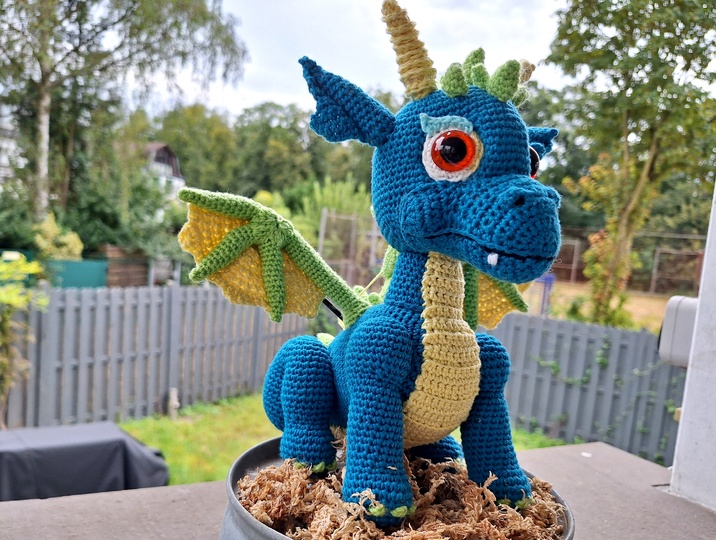Drache häkeln – Tiko, ca. 25 cm, in Türkis mit gelbem Bauch (DE & EN)
