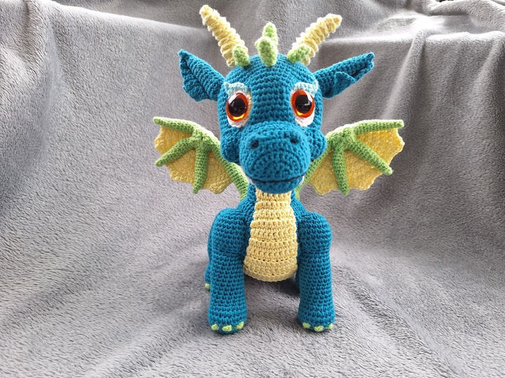Drache häkeln – Tiko, ca. 25 cm, in Türkis mit gelbem Bauch (DE & EN)