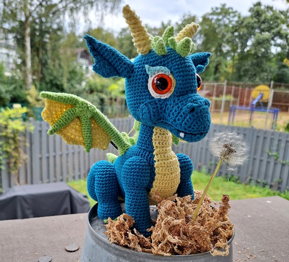 Drache häkeln – Tiko, ca. 25 cm, in Türkis mit gelbem Bauch (DE & EN)