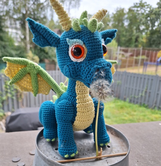 Drache häkeln – Tiko, ca. 25 cm, in Türkis mit gelbem Bauch (DE & EN)