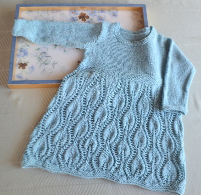 Hellblaues gestricktes Kinderkleid mit Blatt-Ajour und langen Ärmeln