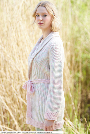 Jacke mit Schalkragen und Gürtel in Rosa und Mintgrün im Hebemaschenmuster