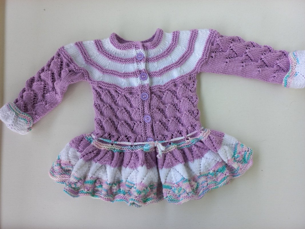 Gestrickte Babyjacke lila-wei
r
mit Knopfleiste, Ajourmuster und R
r
schsaum