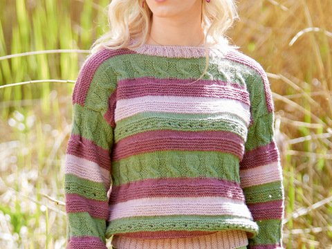 Pulli mit unterschiedlichen Mustern in Rosé, Burgunderrot und Schilfgrün