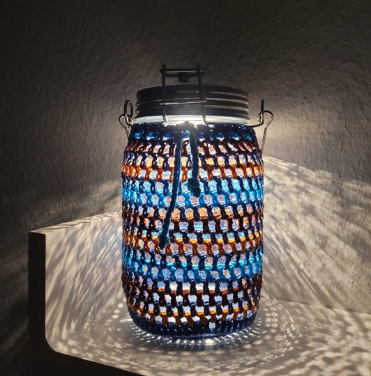 Sonnenglas bunt umhäkelt