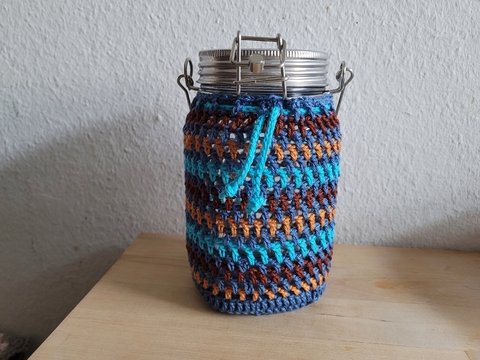 Sonnenglas bunt umhäkelt