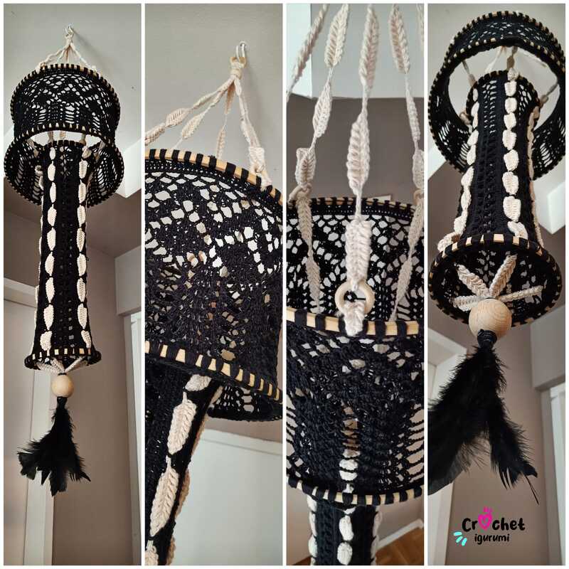Gehäkelter Deckenhänger in Schwarz und Creme mit Holzringen und schwarzer Federquaste