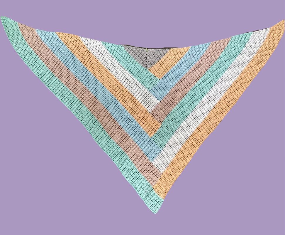 Gehäkeltes Dreieckstuch mit V-förmigen Pastellstreifen