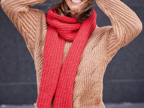 Pullover in Kamelbraun und Schal und Mütze in Rot im Halbpatentmuster