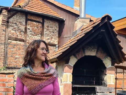 Frauhohmanns Schulterwärmer "Isipisi" – Schnell gehäkelt, warm getragen!