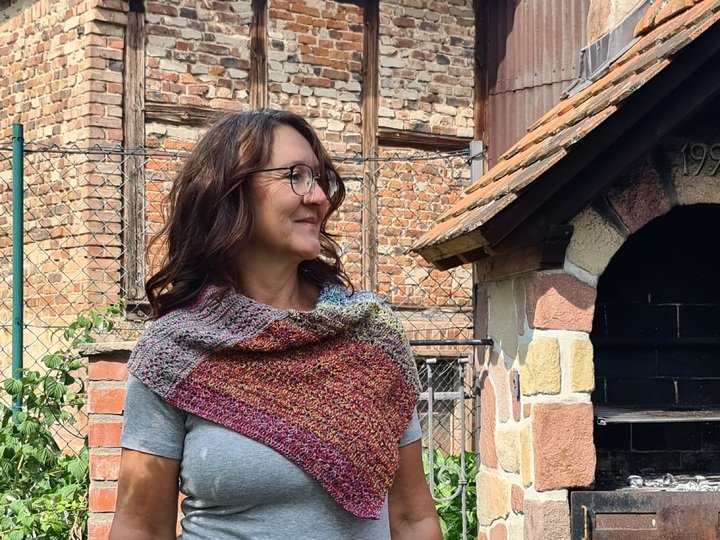 Frauhohmanns Schulterwärmer "Isipisi" – Schnell gehäkelt, warm getragen!