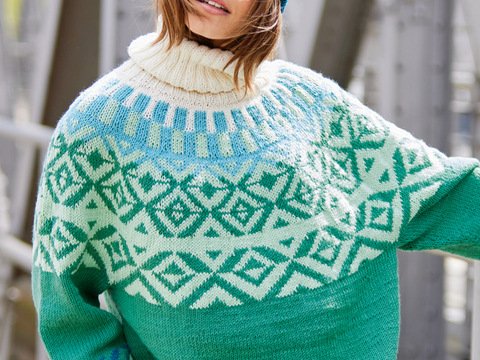 Rollkragenpulli und Mütze mit Jacquardmuster
