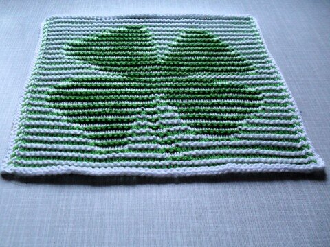 Spültuch Kleeblatt in Schattenstricktechnik mit dem besonderen Rand