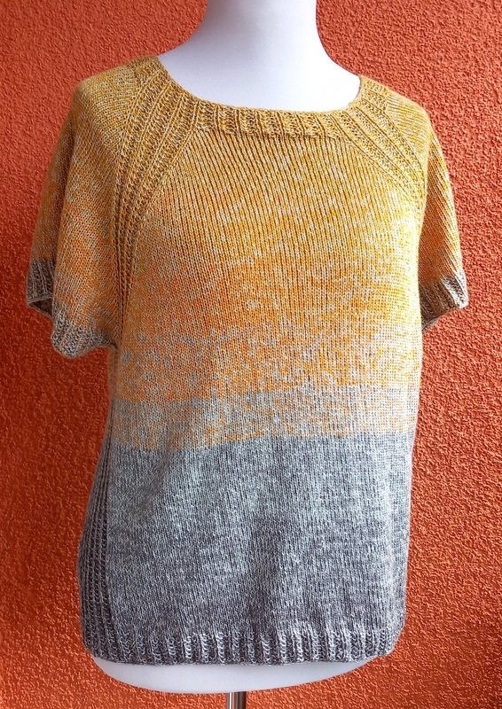 Gestrickte Damen-Tunika, Ombre Gelb–Grau, Rundhals, Kurzarm