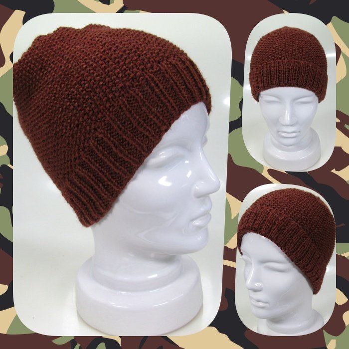 Braune Herrenmütze mit Rippenbündchen und Strukturstrick, Nahaufnahme und Gesamtansicht auf Mannequinkopf