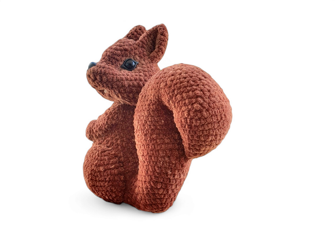 Gehäkeltes Eichhörnchen-Amigurumi, Seitenansicht mit voluminösem Schwanz