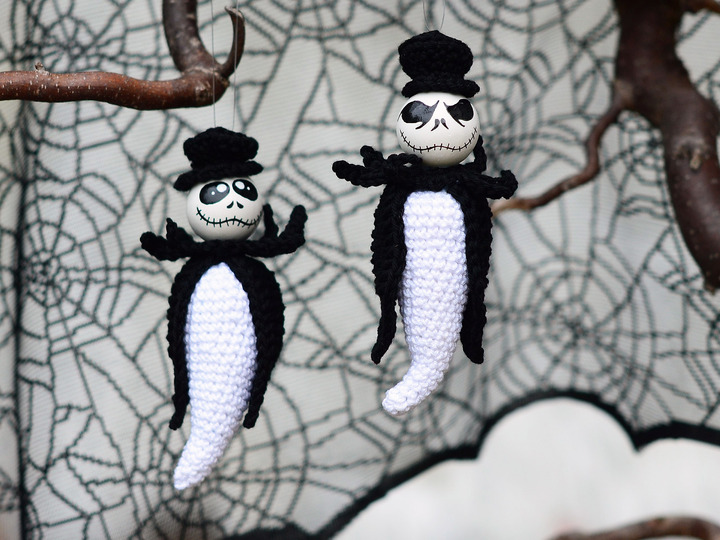 Spooky sceleton ghost Halloween hanger wooden balls