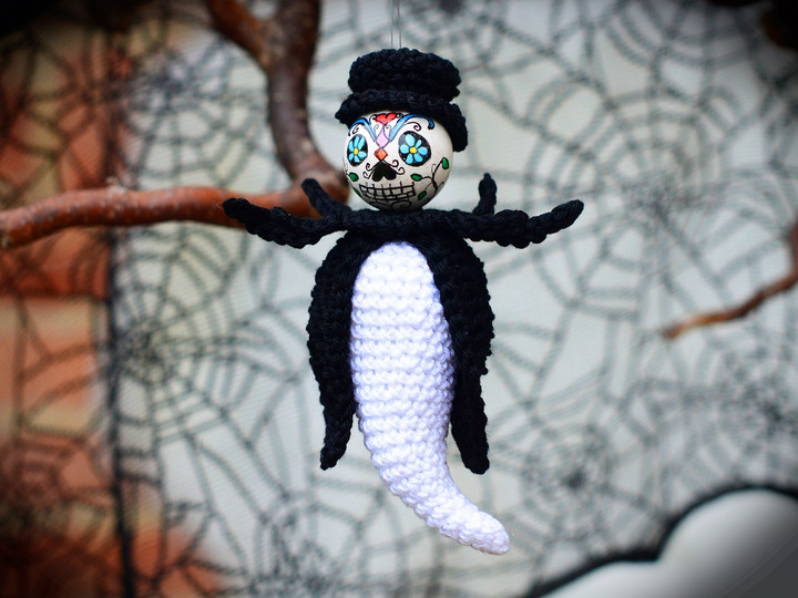 Spooky sceleton ghost Halloween hanger wooden balls