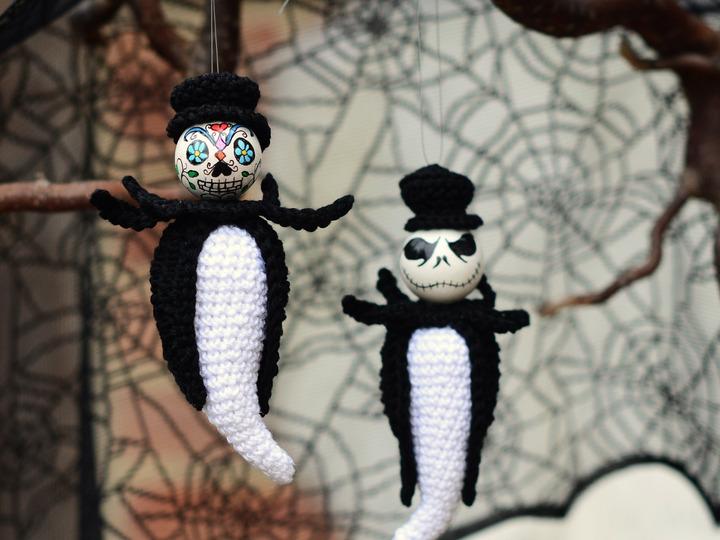 Spooky sceleton ghost Halloween hanger wooden balls