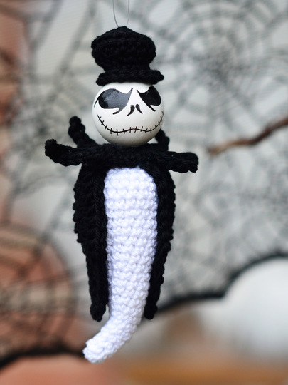 Spooky sceleton ghost Halloween hanger wooden balls