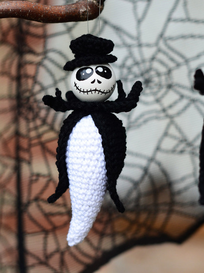 Spooky sceleton ghost Halloween hanger wooden balls