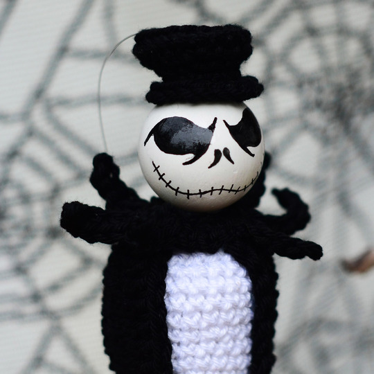 Spooky sceleton ghost Halloween hanger wooden balls