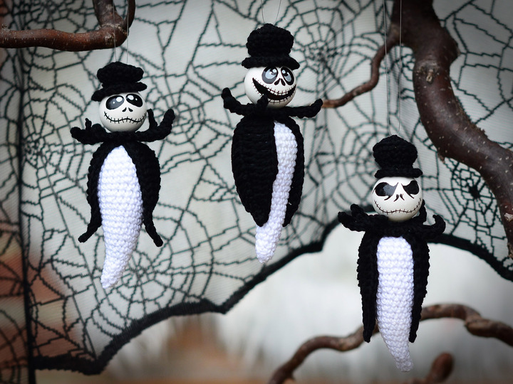 Spooky sceleton ghost Halloween hanger wooden balls