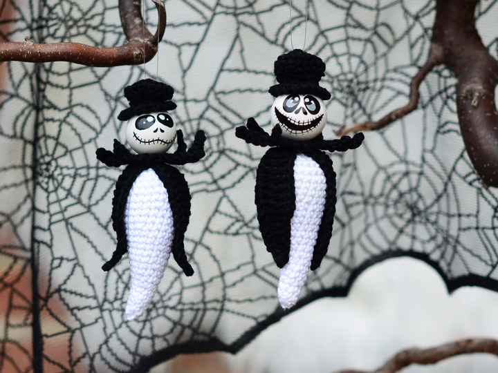 Spooky sceleton ghost Halloween hanger wooden balls