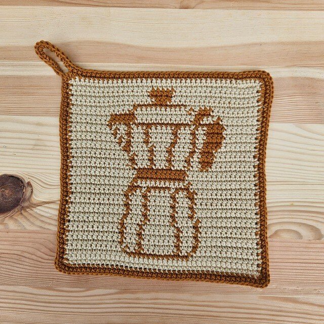 Quadratischer gehäkelter Topflappen beige-braun mit Mokkakanne-Motiv und Aufhängeschlaufe