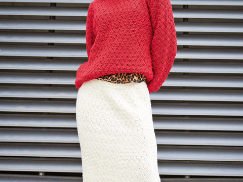 Pulli in Rot und Rock in Weiß mit Flechtmuster