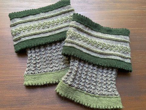 Wadlstrümpfe in Grau & Grün - handgestrickt